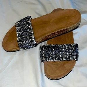 Brand new chevron graphic footbed sandles